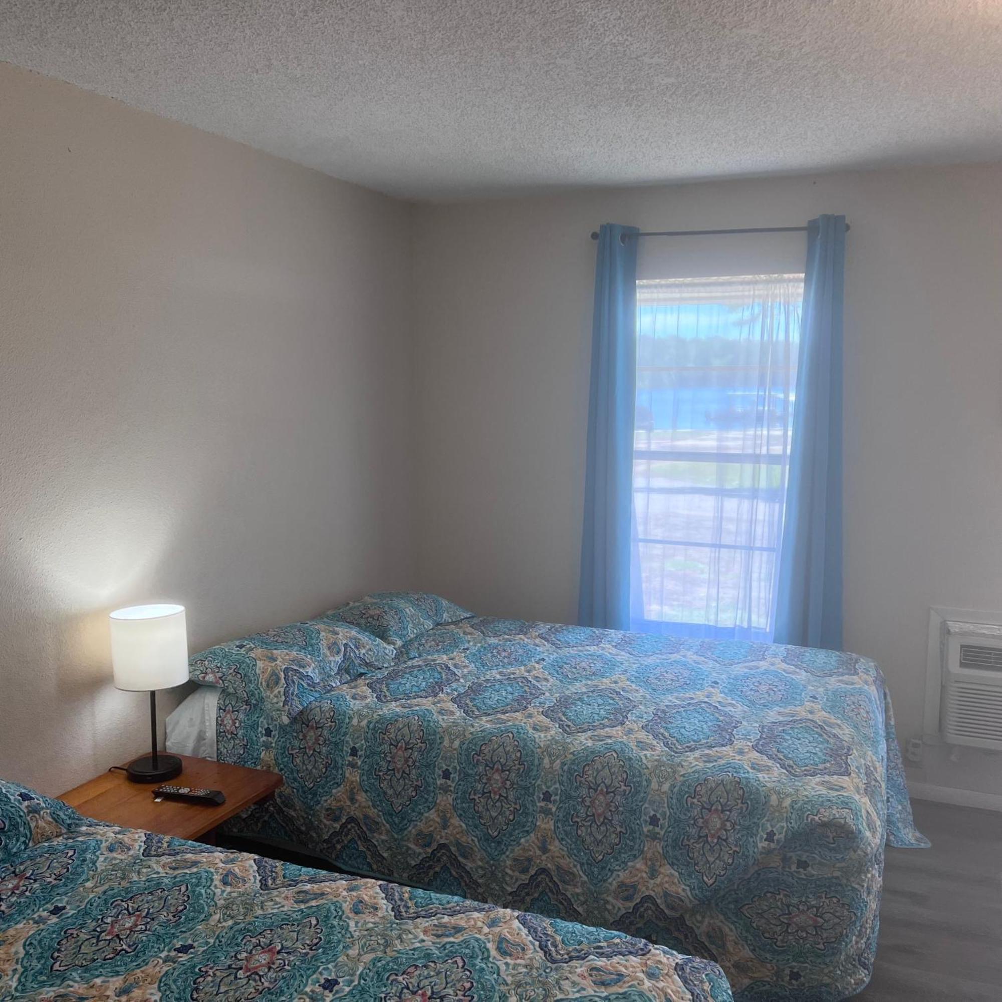 Alpine Lakeside Motel Room Backside Hemphill Екстериор снимка